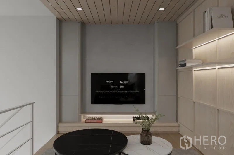 บ้าน ให้เช่าในSaphan Sung, Bangkok - เลานจ์ชั้นลอยอบอุ่น โต๊ะกลม ทีวี และชั้นวางไม้สีอ่อน