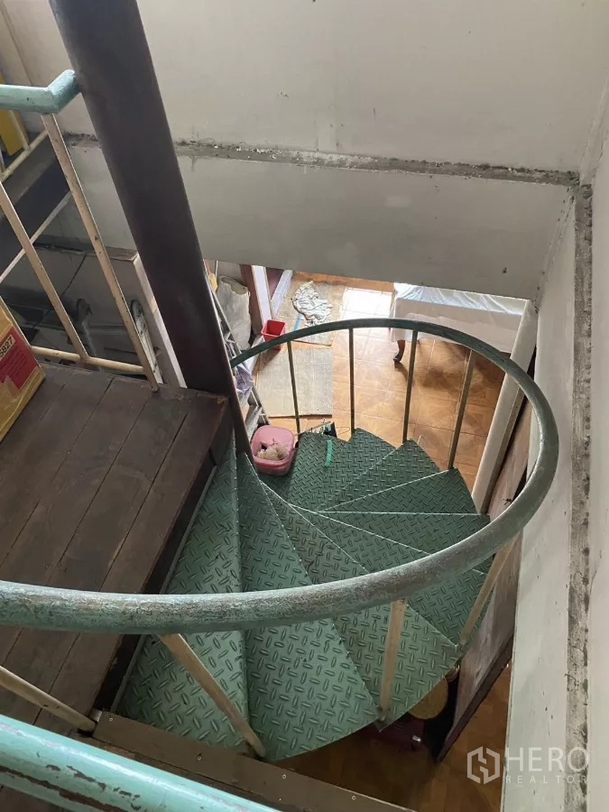 店屋 出租在Khlong Toei, Bangkok - 从上方俯瞰绿色金属旋转楼梯。