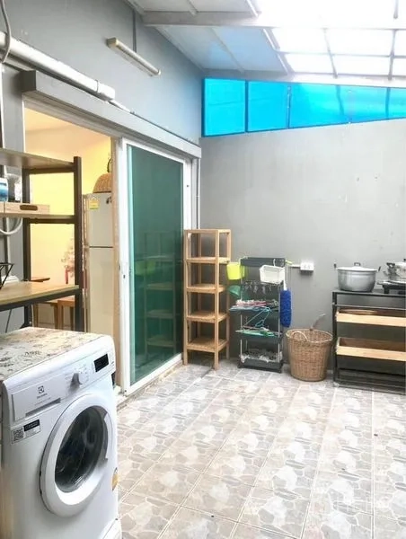 ทาวน์เฮาส์ ให้เช่าในSuan Luang, Bangkok - โซนซักล้างกึ่งเอาต์ดอร์ หลังคาโปร่ง เครื่องซักผ้า และประตูกระจกบานเลื่อน