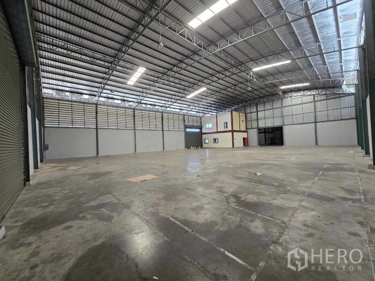 โกดัง for rent or sale in Mueang Samut Sakhon, Samut Sakhon - พื้นที่ภายในกว้าง มีแผ่นโปร่งแสงและช่องระบายอากาศ พร้อมบล็อกสำนักงาน