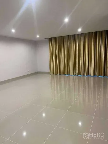 สำนักงานที่บ้าน ให้เช่าในBang Khen, Bangkok - ห้องโล่งพื้นกระเบื้องเงา ไฟดาวน์ไลท์ และผ้าม่านสีทอง เหมาะทำพื้นที่ทำงาน