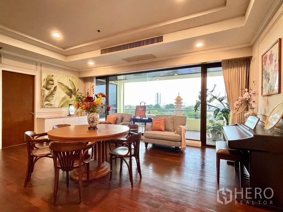 คอนโด ให้เช่าในKhlong San, Bangkok - มุมรับประทานอาหารโต๊ะไม้กลม เชื่อมต่อระเบียงวิวแม่น้ำ