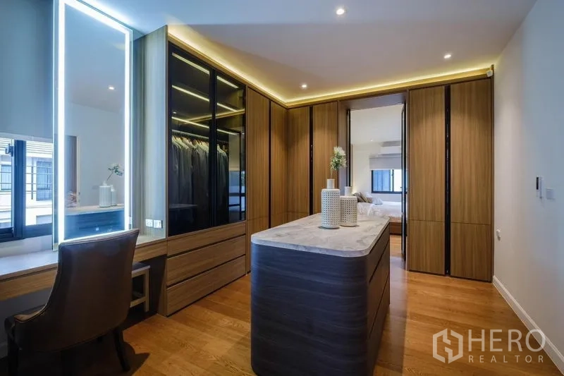 Detached House for rent in Phasi Charoen, Bangkok - Walk-in closet with island, glass wardrobes and vanity with illuminated mirror.