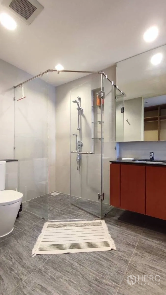 คอนโด ให้เช่าในSathon, Bangkok - ห้องน้ำสมัยใหม่ ฝักบัวกระจกบานพับ เคาน์เตอร์อ่างล้างหน้า และโถสุขภัณฑ์