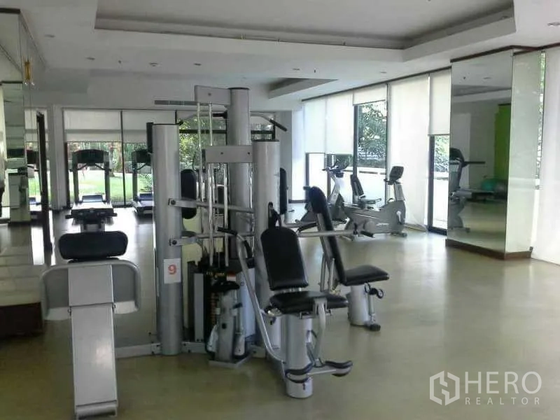 คอนโด ให้เช่าในWatthana, Bangkok - ฟิตเนสของคอนโดพร้อมเครื่องออกกำลังกายครบและมองเห็นสวน
