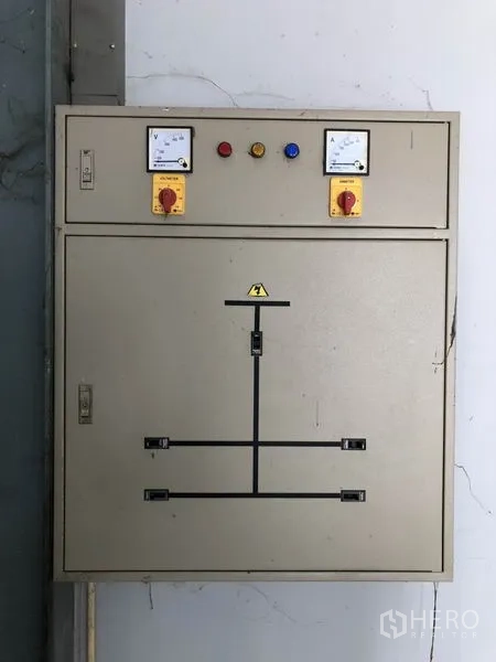 工厂 出租在Bang Len, Nakhon Pathom - 工厂内墙挂式电气控制柜。