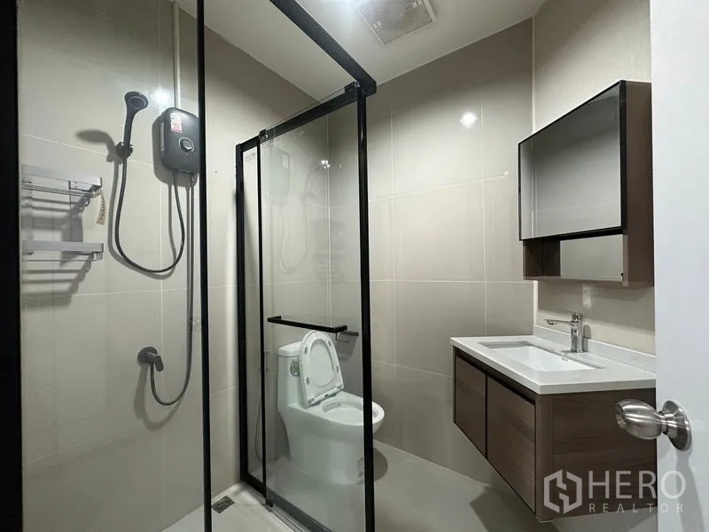 ทาวน์เฮาส์ ให้เช่าหรือขายในPhra Khanong, Bangkok - ห้องน้ำสมัยใหม่ พร้อมฉากกั้นอาบน้ำกระจกและอ่างล้างหน้าแขวนผนัง