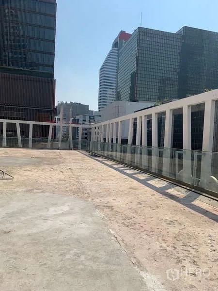 พื้นที่ขายปลีก ให้เช่าในSathon, Bangkok - เทอเรซเปิดโล่งพร้อมทางเดินและราวกระจก มองเห็นอาคารสำนักงานสาทร