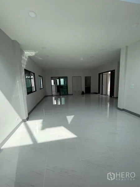 Detached House for rent - Sunlit living and dining space with multiple windows.