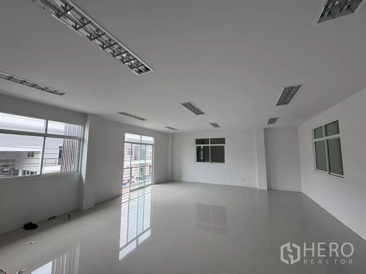 工厂 出租在Phra Samut Chedi, Samut Prakan - 二楼明亮办公室，双面采光与亮面地砖。