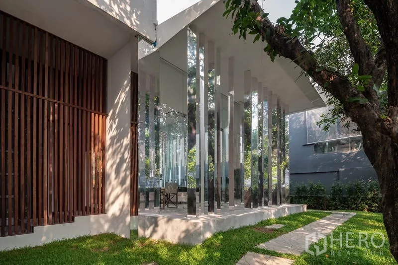 คอนโด ให้เช่าในKhlong Toei, Bangkok - ทางเดินในสวนจัดแต่งสวยงาม ข้างศาลากระจกเสาเงาวาว