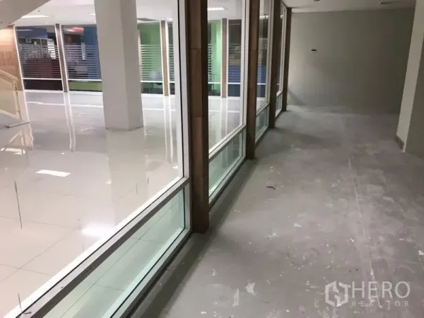 办公空间 出租在Bang Rak, Bangkok - 开放式办公区，整面落地玻璃隔墙，临近明亮的公共走廊。