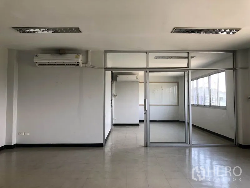 工厂 出租在Pathum Thani - 带玻璃隔断与空调的室内办公室空间