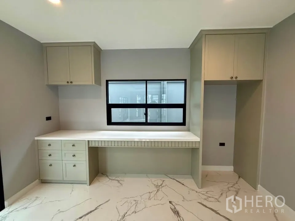 Detached House for rent in Don Mueang, Bangkok - Built-in desk and cabinets in a multipurpose room with marble-look floor.