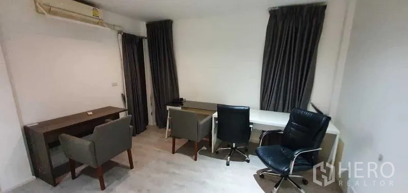 独立式住宅 出租在Prawet, Bangkok - 家庭办公区，配多张书桌与椅子