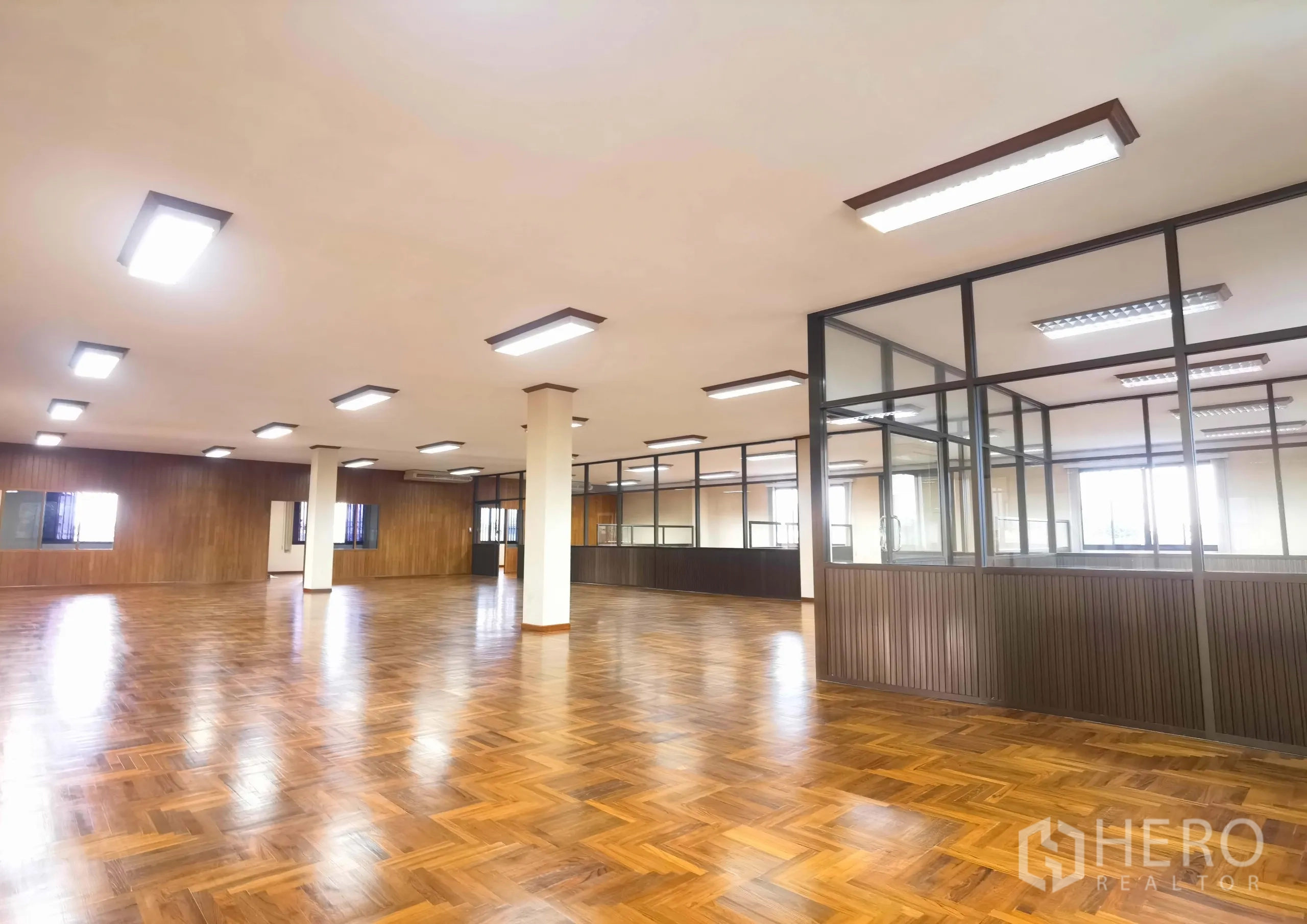 คลังสินค้า ให้เช่าในSamut Prakan - ชั้นออฟฟิศแปลนเปิด กั้นห้องประชุมด้วยกระจก ผนังไม้สวยงาม