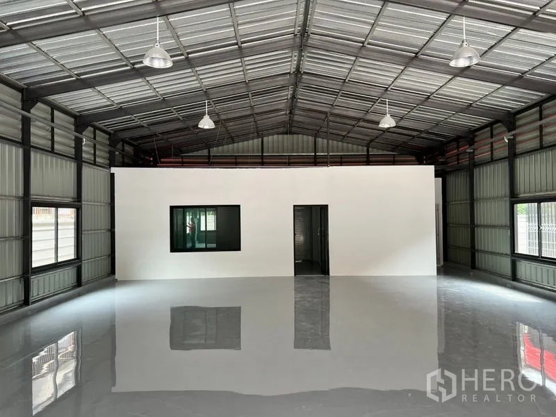 คลังสินค้า ให้เช่าในLat Phrao, Bangkok - ฮอลล์โกดังโปร่ง เพดานเหล็กสูง พื้นอีพ็อกซี่เงา และมีห้องออฟฟิศภายใน