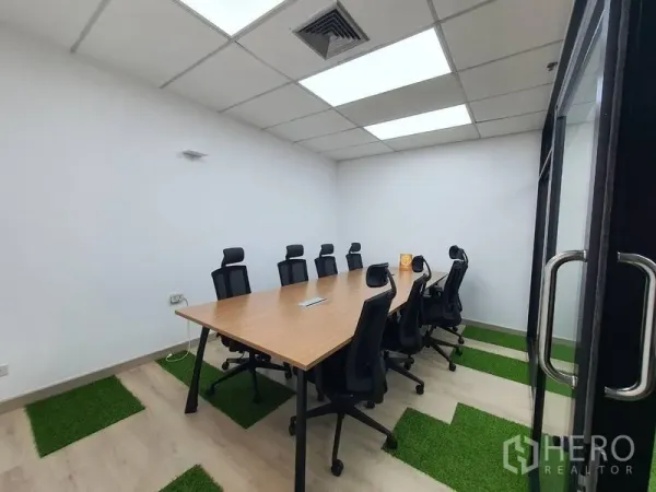办公空间 出租 - 玻璃门会议室，可容纳8人，顶置灯盘，长方形桌与草坪装饰地面。