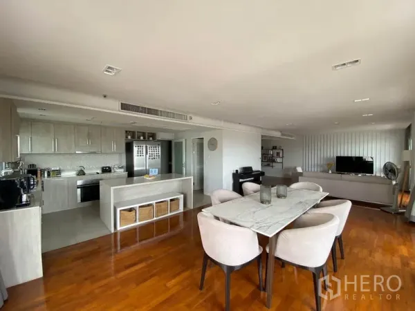 คอนโด ให้เช่าในSathon, Bangkok - พื้นที่รับประทานอาหารและนั่งเล่นแบบเปิดโล่ง พร้อมโต๊ะหินอ่อนและครัวพร้อมไอแลนด์