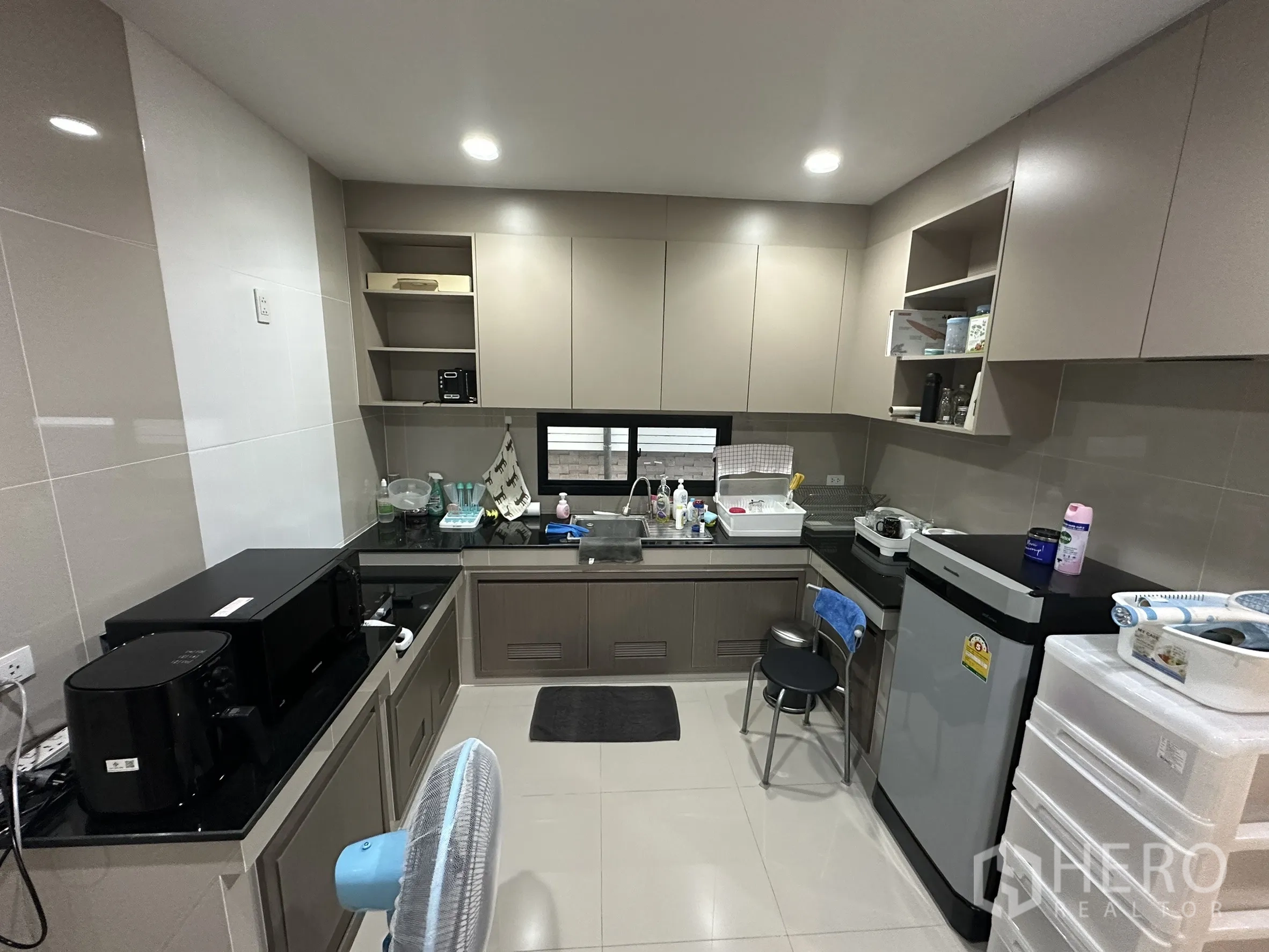 บ้าน ให้เช่าในLam Luk Ka, Pathum Thani - ครัวปิดมีตู้เก็บของมาก เคาน์เตอร์และหน้าต่างคู่