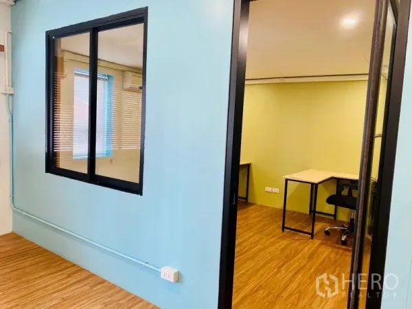 办公空间 出租在Bang Rak, Bangkok - 私人办公室入口，带玻璃门、书桌与充足采光