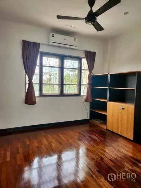 ทาวน์เฮาส์ ให้เช่าในKhlong Toei, Bangkok - ห้องนอนสว่าง พื้นไม้จริง ม่าน พัดลมเพดาน และชั้นวางของ