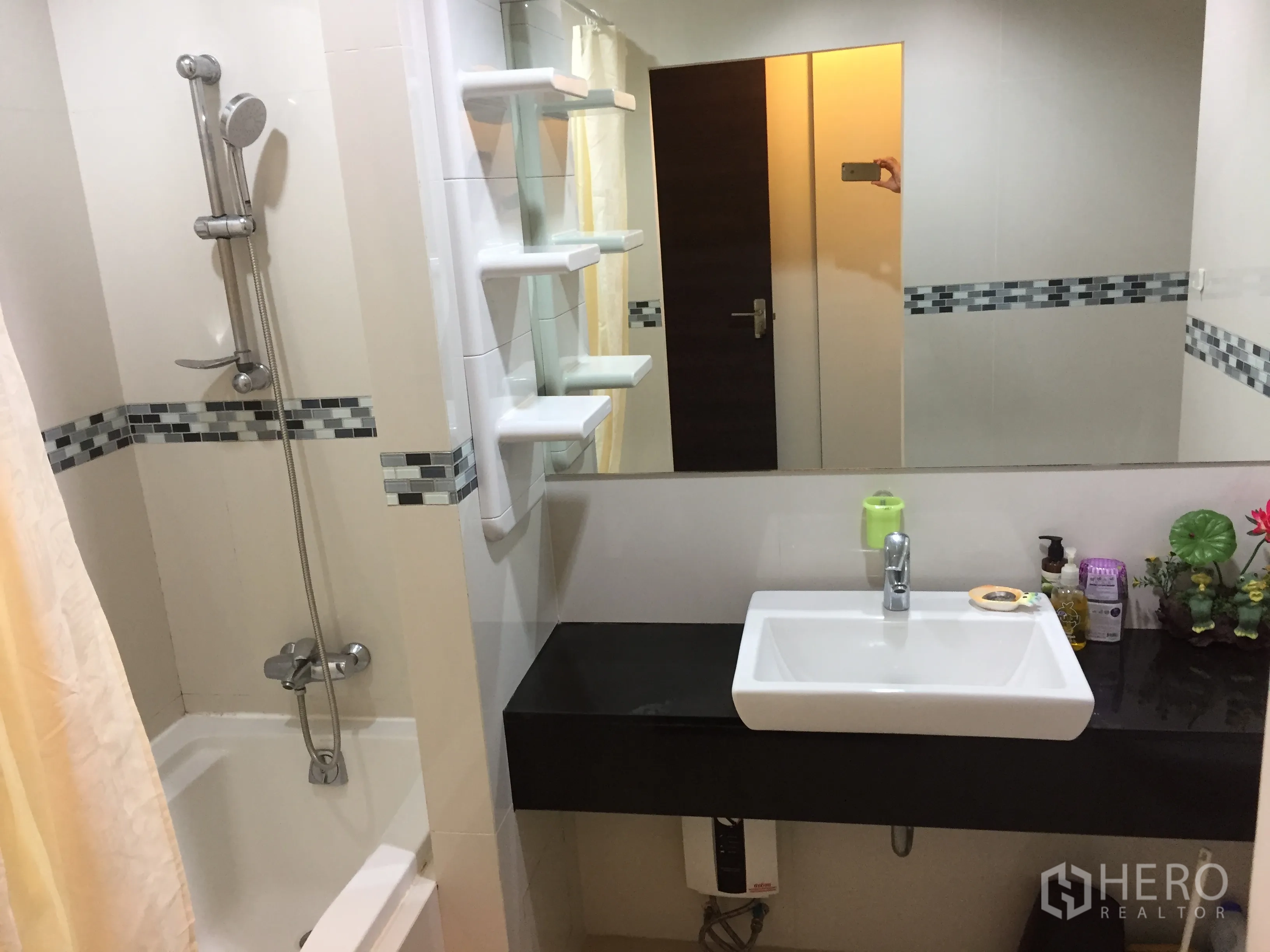 คอนโด ให้เช่าในRatchathewi, Bangkok - ห้องน้ำสมัยใหม่ อ่างอาบน้ำพร้อมฝักบัว อ่างล้างหน้าเคาน์เตอร์หินสีดำ และกระจกบานใหญ่