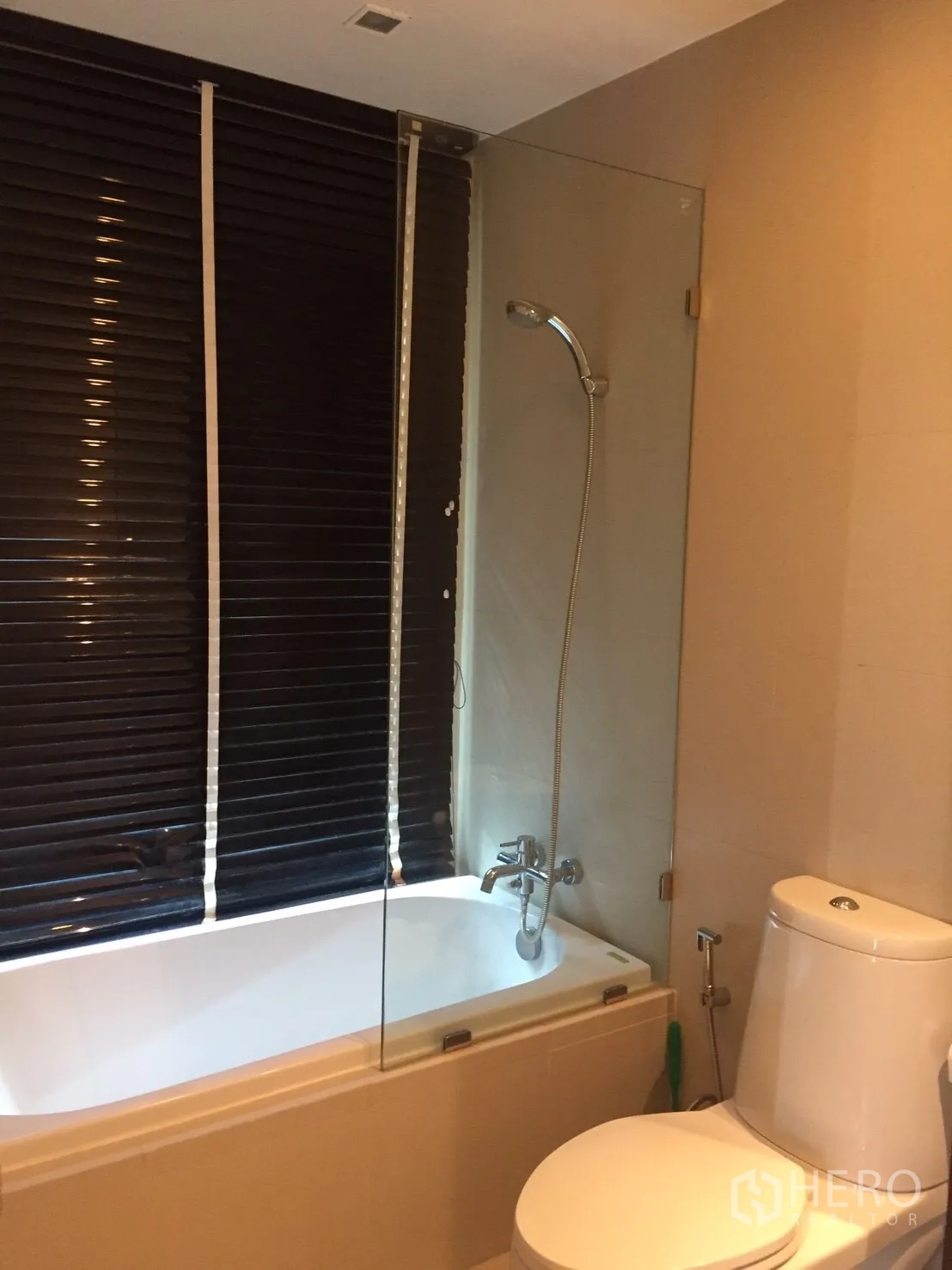 คอนโด ให้เช่าในWatthana, Bangkok - ห้องน้ำที่สอง พร้อมอ่างอาบน้ำ ฝักบัวเหนืออ่าง สุขภัณฑ์ และฉากกั้นกระจก