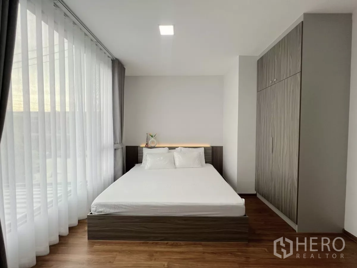 ทาวน์เฮาส์ ให้เช่าในBang Phli, Samut Prakan - ห้องนอนมาสเตอร์พร้อมตู้เสื้อผ้าบิลท์อิน เตียง และหน้าต่างบานใหญ่