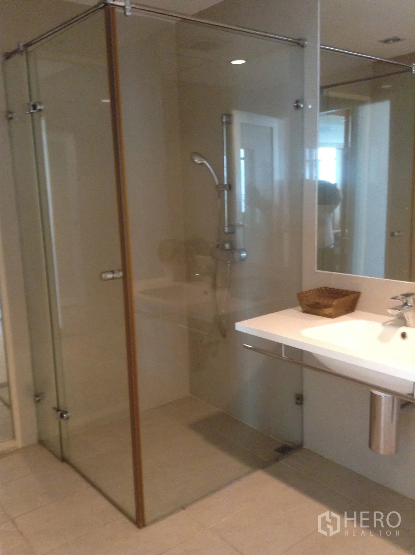 คอนโด ให้เช่าหรือขายในKhlong San, Bangkok - ห้องน้ำสมัยใหม่พร้อมตู้กระจกอาบน้ำและอ่างล้างหน้าดีไซน์เรียบหรู