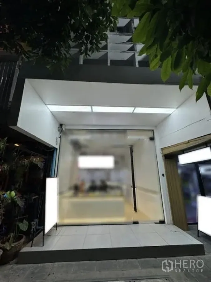 อาคารพาณิชย์ ให้เช่าในKhlong Toei, Bangkok - ด้านหน้าอาคารพาณิชย์กระจกสมัยใหม่ มีไฟส่องสว่างและทางเข้า