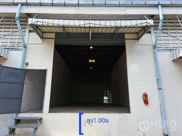 คลังสินค้า ให้เช่าในBang Phlat, Bangkok - ด้านหน้าโกดัง ช่องโหลดสินค้ากว้าง มีหลังคากันสาด สูงราว 1 เมตร และติดถังดับเพลิง