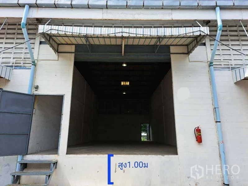 คลังสินค้า ให้เช่าในBang Phlat, Bangkok - ด้านหน้าโกดัง ช่องโหลดสินค้ากว้าง มีหลังคากันสาด สูงราว 1 เมตร และติดถังดับเพลิง