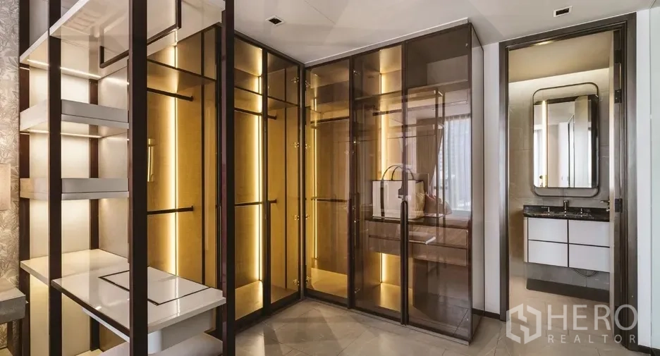คอนโด ให้เช่าในWatthana, Bangkok - วอล์กอินคลอเซ็ต ประตูกระจก ชั้นวาง และโต๊ะเครื่องแป้ง