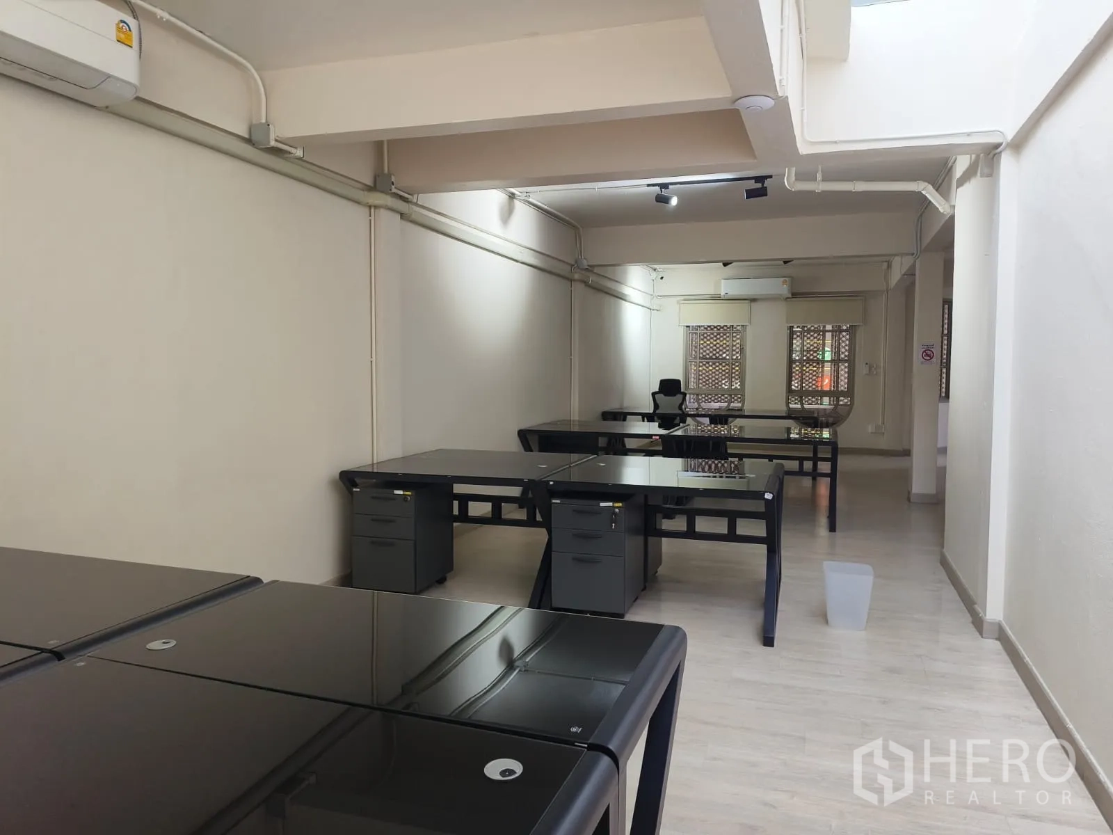 ตึกแถว for rent in Watthana, Bangkok - ออฟฟิศแบบเปิดโล่ง โต๊ะทำงานหลายตัว เครื่องปรับอากาศ และหน้าต่างบานใหญ่.