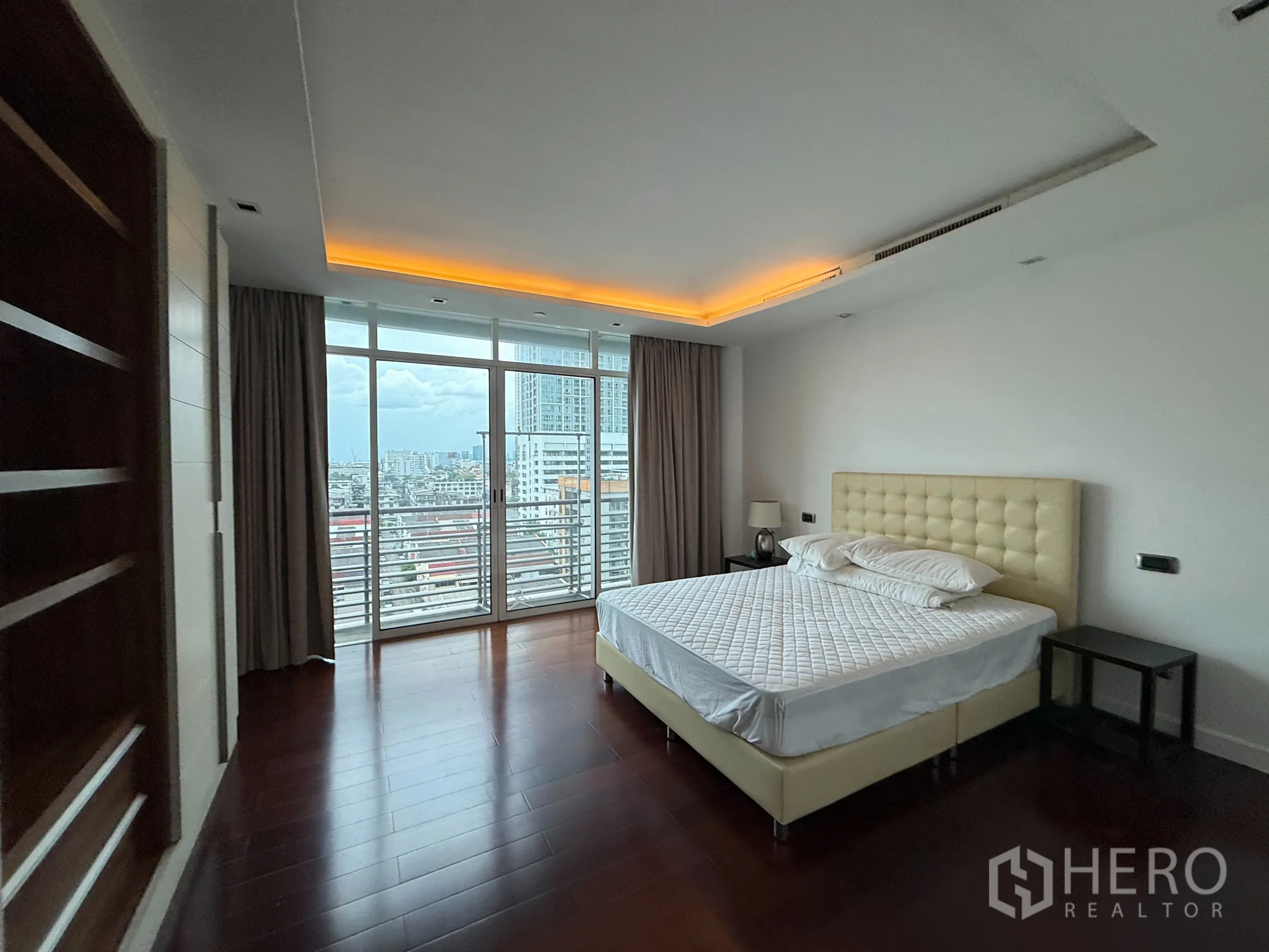 คอนโด ให้เช่าในPhaya Thai, Bangkok - ห้องนอนสว่าง หัวเตียงบุนุ่ม และหน้าต่างระเบียงชมวิวเมือง