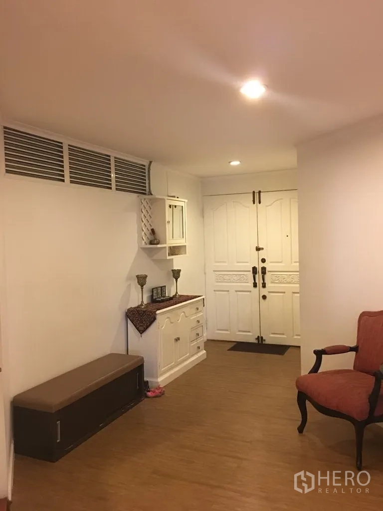 公寓 for rent in Watthana, Bangkok - 入户玄关配白色双开门、边柜与长凳。