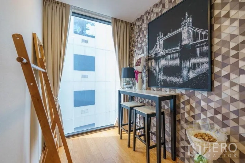 คอนโด ให้เช่าหรือขายในBang Rak, Bangkok - ชุดโต๊ะบาร์ขนาดกะทัดรัดติดวอลล์เปเปอร์ลายเรขาคณิตข้างหน้าต่างสูง