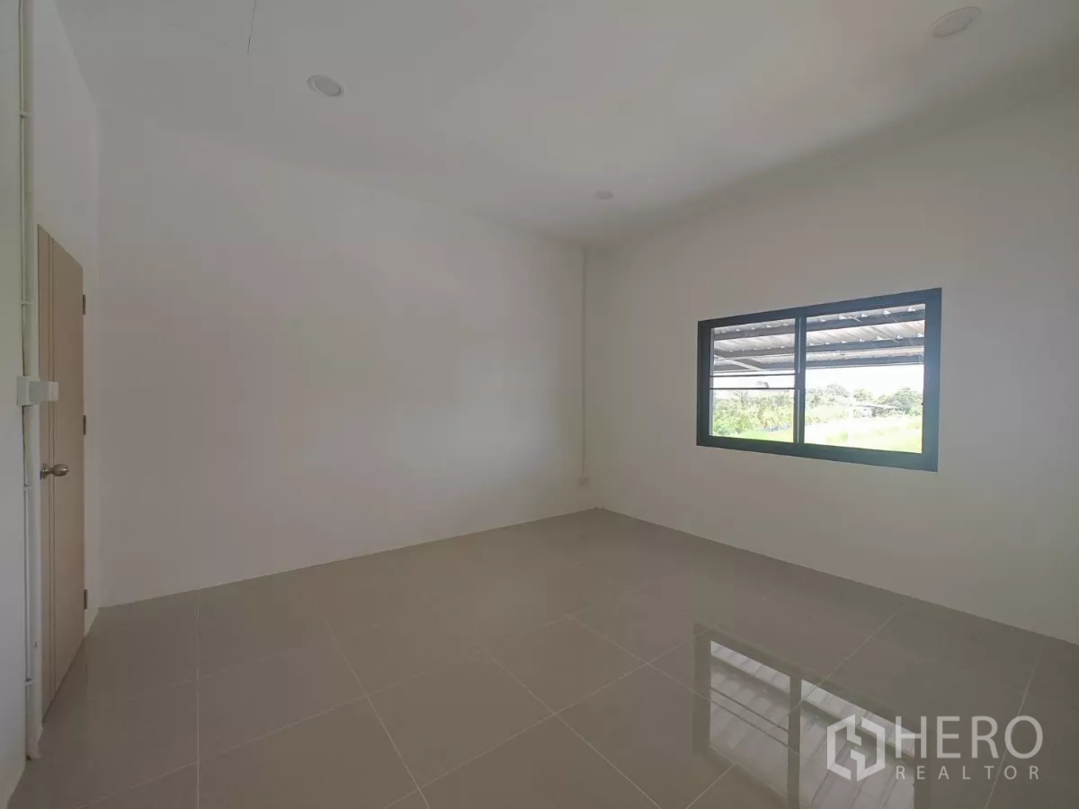 货栈 出租在Sam Phran, Nakhon Pathom - 二楼明亮办公室，瓷砖地面与窗户