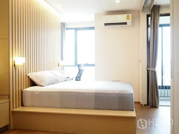 คอนโด ให้เช่าในRatchathewi, Bangkok - ห้องนอนโปร่ง หน้าต่างบานใหญ่ มีโต๊ะทำงานและทางออกสู่ระเบียง