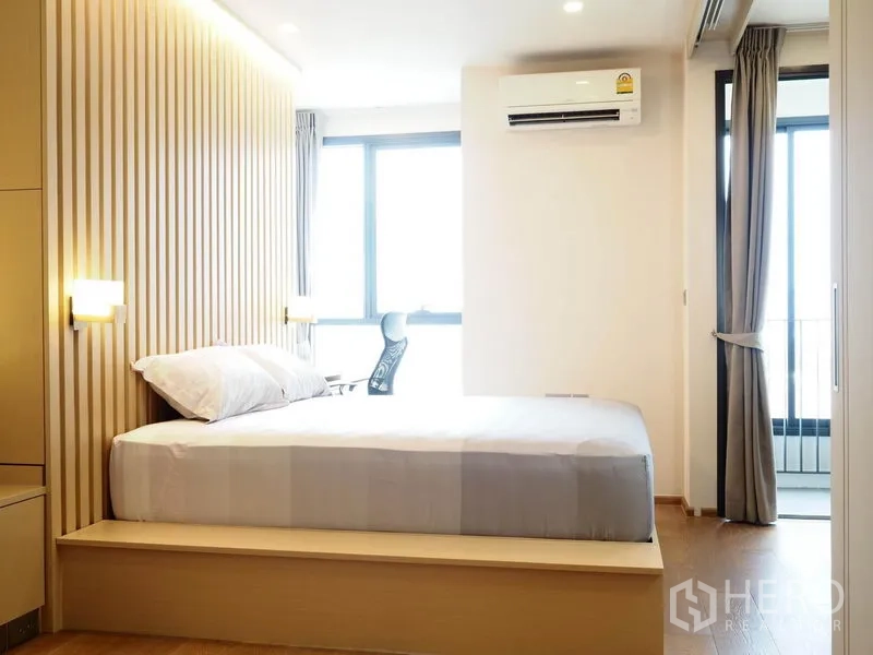 คอนโด ให้เช่าในRatchathewi, Bangkok - ห้องนอนโปร่ง หน้าต่างบานใหญ่ มีโต๊ะทำงานและทางออกสู่ระเบียง