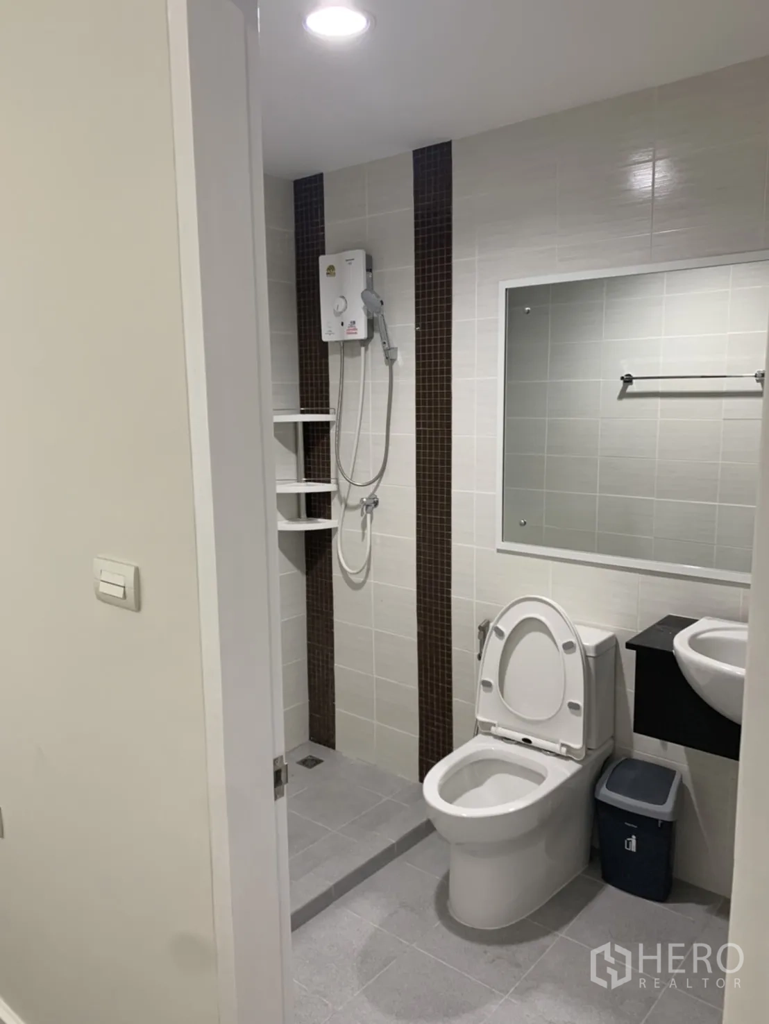 联排别墅 for rent in Bang Kapi, Bangkok - 卫浴配抬高式淋浴区、热水器与现代洁具。