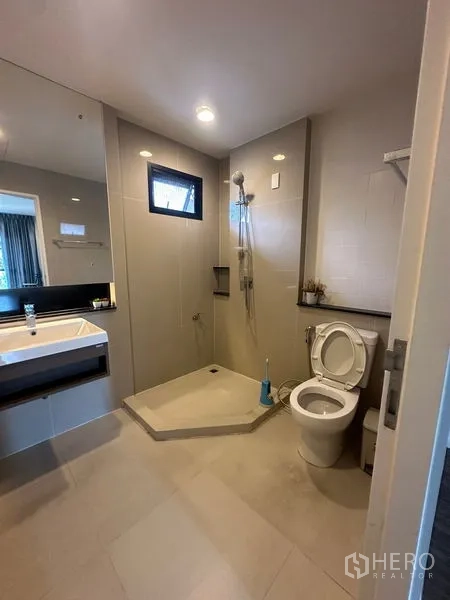 บ้าน ให้เช่าในLam Luk Ka, Pathum Thani - ห้องน้ำสมัยใหม่ มีโซนฝักบัว กระจกบานใหญ่ และโถสุขภัณฑ์