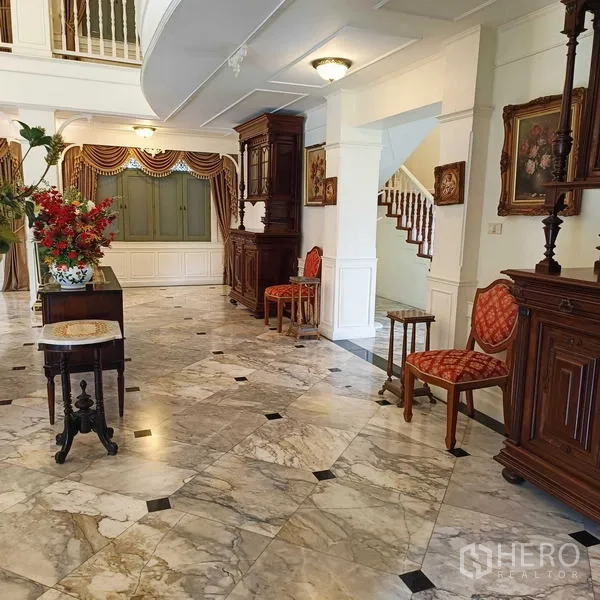 Detached House for rent or sale in Krathum Baen, Samut Sakhon - Elegant marble-floored foyer with classic wood furniture and staircase.