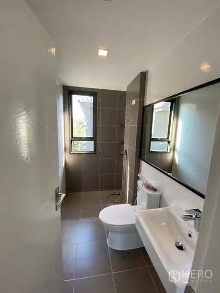 Detached House for rent - Bright bathroom with shower zone, large mirror and gray floor tiles.
