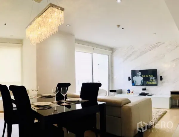 คอนโด ให้เช่าหรือขายในWatthana, Bangkok - พื้นที่นั่งเล่นและรับประทานอาหารแบบโอเพ่นพร้อมโคมระย้าและหน้าต่างบานใหญ่