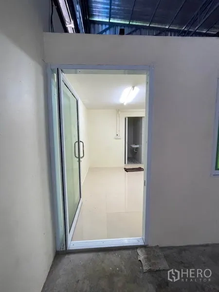 คลังสินค้า ให้เช่าในKhlong Luang, Pathum Thani - ประตูกระจกบานเลื่อนทางเข้าห้องออฟฟิศจากพื้นที่โกดัง