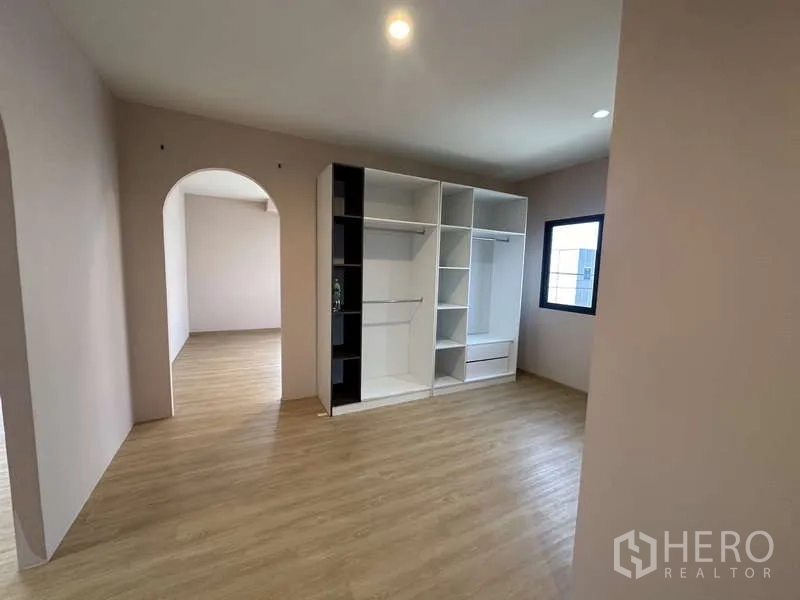 Factory for rent in Lam Luk Ka, Pathum Thani - Multi-purpose room with built-in open wardrobes and archway.