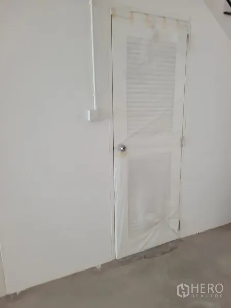 店屋 出租在Khlong Toei, Bangkok - 楼梯下方的百叶门储物/设备间特写。