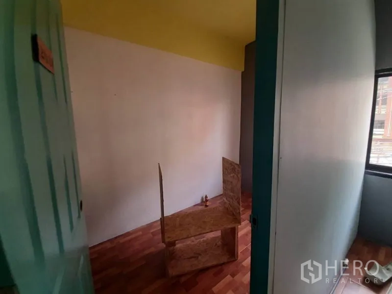 อาคารพาณิชย์ ให้เช่าในWatthana, Bangkok - ห้องเล็กมีหน้าต่าง พร้อมเก้าอี้ไม้อัดชั่วคราว พื้นลายไม้